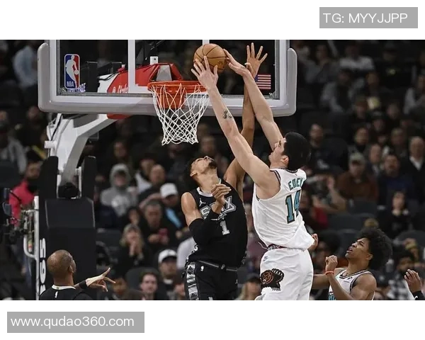 马刺与灰熊季后赛第三场激战回顾球员表现与战术分析